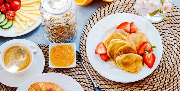 Завтрак Подается Кофе Апельсиновым Соком Круассанами Злаками Фруктами Сбалансированное Питание — стоковое фото