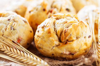 Ahşap masa üzerinde taze ekmek çeşitleri. İzole kahverengi zemin üzerine ekmek çeşitliliği