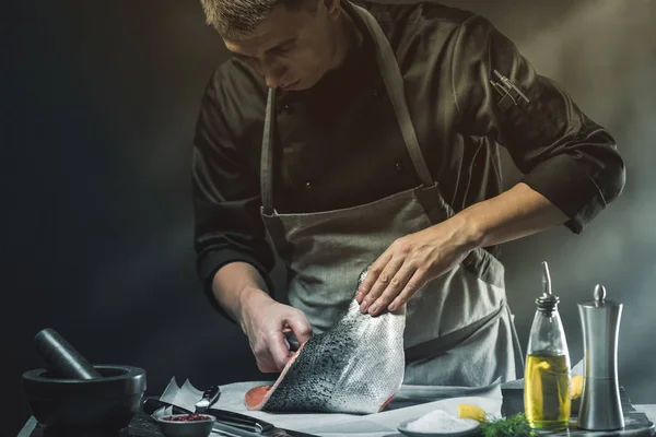 Salmão Grande Está Nas Mãos Cozinheiro Chefe Ele Está Usando — Fotografia de Stock