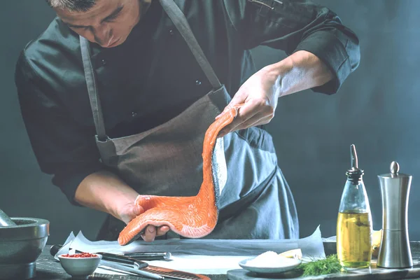 Salmão Grande Está Nas Mãos Cozinheiro Chefe Ele Está Usando — Fotografia de Stock