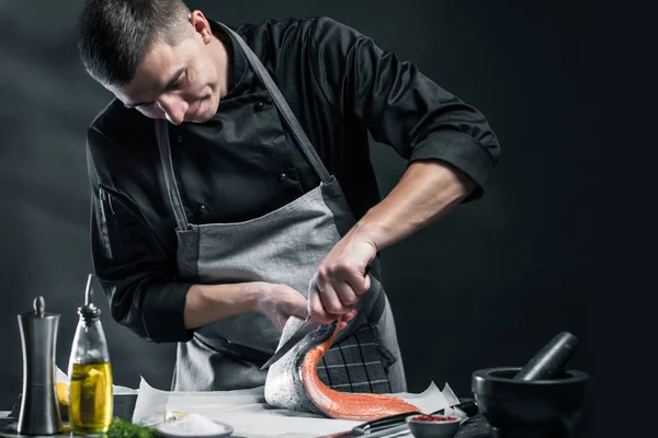 Salmão Grande Está Nas Mãos Cozinheiro Chefe Ele Está Usando — Fotografia de Stock