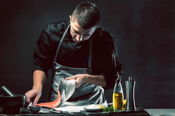 Salmão Grande Está Nas Mãos Cozinheiro Chefe Ele Está Usando — Fotografia de Stock