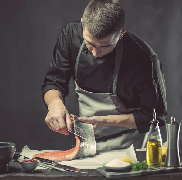 Gran Salmón Está Manos Del Cocinero Está Usando Cuchillo Para — Foto de Stock