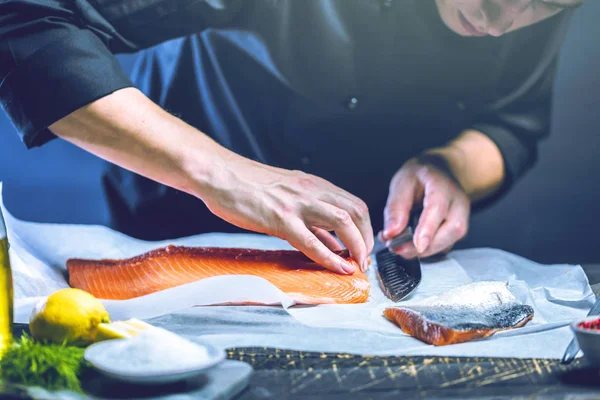 Grande Salmone Nelle Mani Dello Chef Cuoco Sta Usando Coltello — Foto Stock