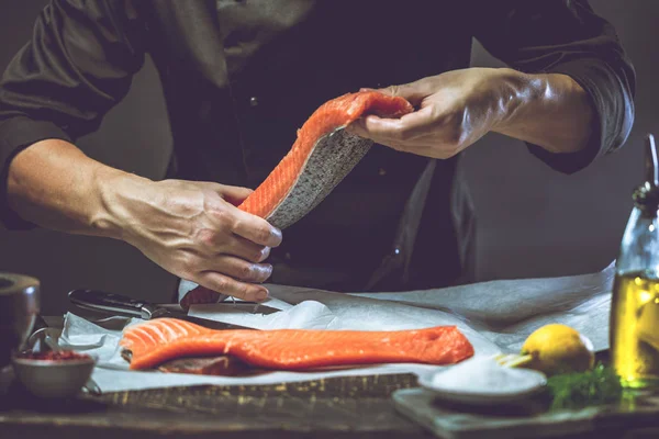 Velký Losos Rukou Kuchaře Používá Nůž Krájení Filetu Lososa — Stock fotografie