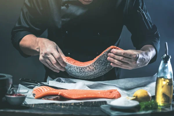 Salmão Grande Está Nas Mãos Cozinheiro Chefe Ele Está Usando — Fotografia de Stock