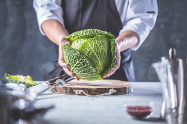 Şef aşçı sebze onun mutfakta hazırlanması.