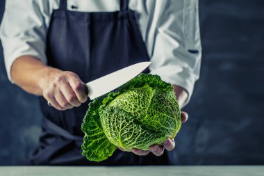 Şef aşçı sebze onun mutfakta hazırlanması.