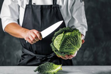 Şef aşçı sebze onun mutfakta hazırlanması.