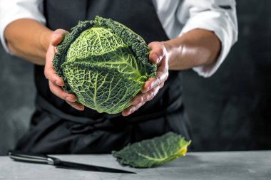 Şef aşçı sebze onun mutfakta hazırlanması.