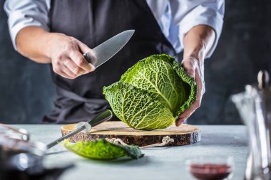 Şef aşçı sebze onun mutfakta hazırlanması.