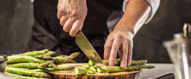 Yeşil kuşkonmaz erkekler Şef aşçı elinde tuttu