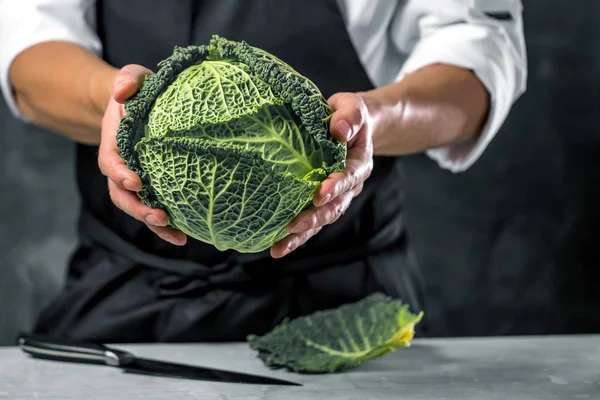 Şef aşçı sebze onun mutfakta hazırlanması.