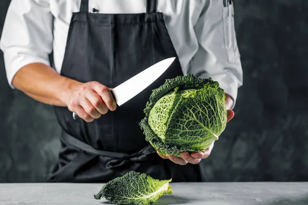 Şef aşçı sebze onun mutfakta hazırlanması.