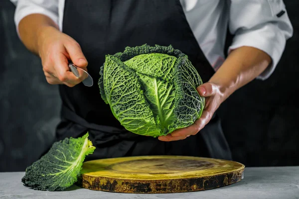 Şef aşçı sebze onun mutfakta hazırlanması.