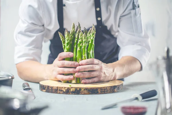 Asperges Vertes Conservées Dans Les Mains Chef Cuisinier Des Hommes — Photo