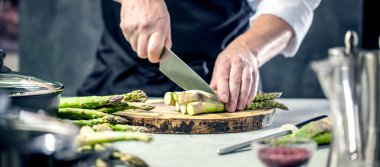 Yeşil kuşkonmaz erkekler Şef aşçı elinde tuttu