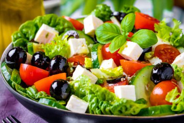 Taze sebze Yunan salatası. Ahşap arka plan üzerinde sağlıklı gıda