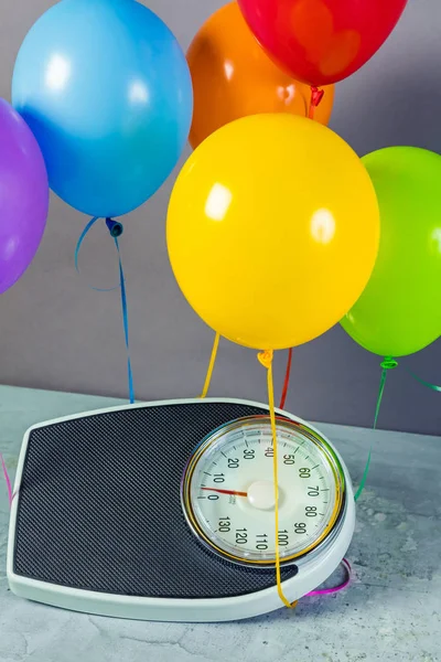 Básculas Baño Con Globos Colores Concepto Adelgazamiento — Foto de Stock