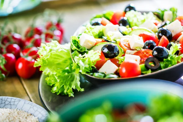 Friske Grøntsager Græsk Salat Sund Mad Træbaggrund - Stock-foto