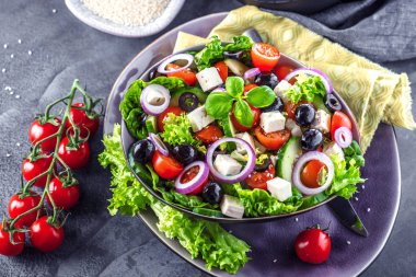 Taze sebze Yunan salatası. Ahşap arka plan üzerinde sağlıklı gıda