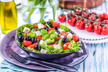 Taze sebze Yunan salatası. Ahşap arka plan üzerinde sağlıklı gıda