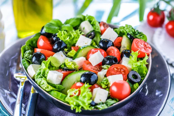 新鲜蔬菜希腊沙拉 木制背景下的健康食品 — 图库照片
