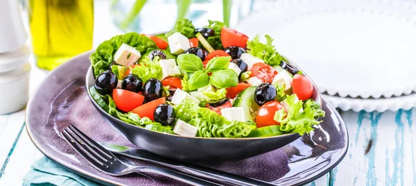 新鲜蔬菜希腊沙拉 木制背景下的健康食品 — 图库照片