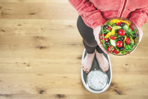 Gezonde Jonge Vrouw Zoek Naar Gezonde Ongezonde Platen Van Voedsel — Stockfoto