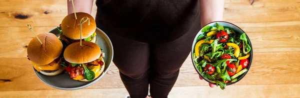 Mujer Joven Saludable Mirando Platos Saludables Poco Saludables Comida Tratando —  Fotos de Stock