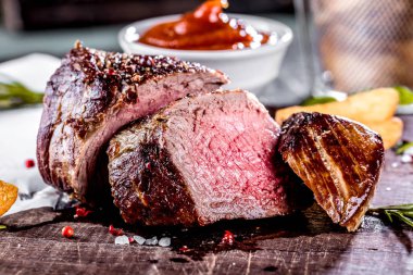 Sağlıklı Yağsız ızgara Orta az pişmiş sığır eti biftek ve kızarmış patates ile sebze