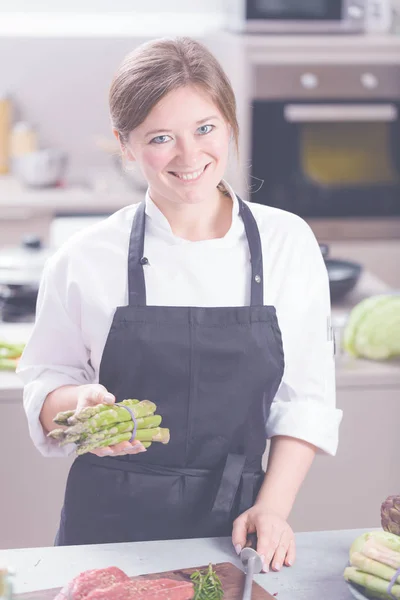 Uśmiechnięta Kuchnia Mundurze Stoi Kuchni Restauracji — Zdjęcie stockowe