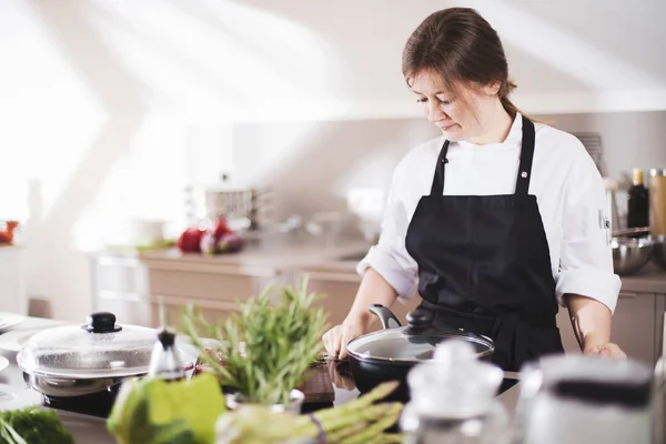 Lachende Vrouwelijke Keukenmeid Uniform Staat Keuken Het Restaurant — Stockfoto