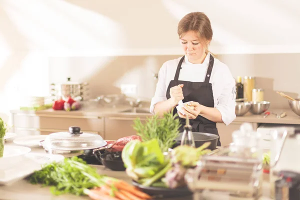Lachende Vrouwelijke Keukenmeid Uniform Staat Keuken Het Restaurant — Stockfoto