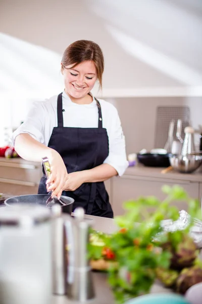 Uśmiechnięta Kuchnia Mundurze Stoi Kuchni Restauracji — Zdjęcie stockowe