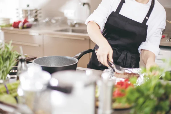 Usmívající Kuchařka Uniformě Stojí Kuchyni Restauraci — Stock fotografie