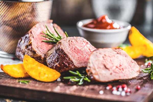 Steak Boeuf Maigre Grillé Sain Moyen Rare Légumes Aux Pommes — Photo