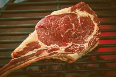 Tek tomahawk kaburga biftek sıcak siyah ızgara 