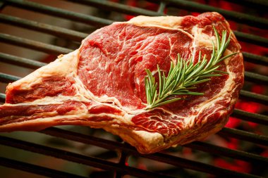 Tek tomahawk kaburga biftek sıcak siyah ızgara 
