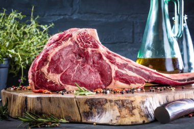 Ham tomahawk sığır eti biftek ızgara malzemelerle kuru yaşlı