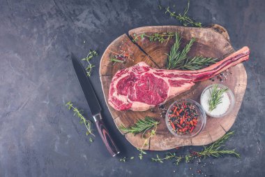 Ham tomahawk sığır eti biftek ızgara malzemelerle kuru yaşlı