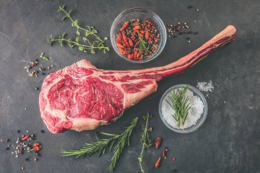 Barbekü kuru wagyu tomahawk bifteği ve ahşap bir tahtanın üstünde yeşil kuşkonmaz.