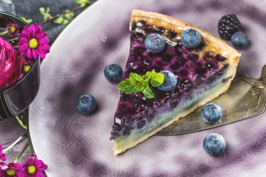 Çilek, nane ve krem şanti ile tatlı peynirli kek. Üstten Görünüm