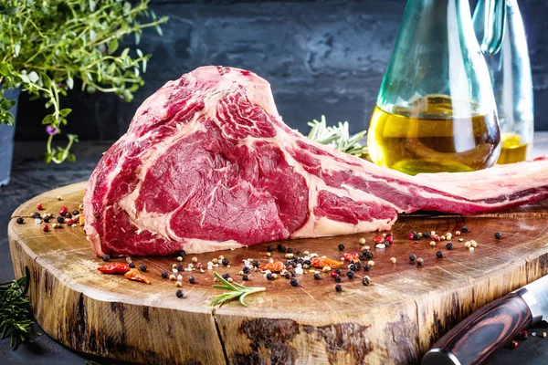 Filete Res Tomahawk Crudo Envejecido Seco Con Ingredientes Para Asar — Foto de Stock