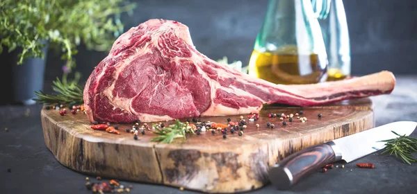 Filete Res Tomahawk Crudo Envejecido Seco Con Ingredientes Para Asar — Foto de Stock