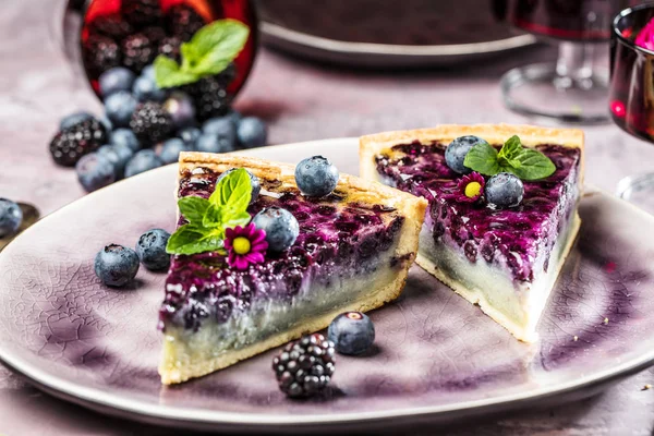 Çilek, nane ve krem şanti ile tatlı peynirli kek. Üstten Görünüm