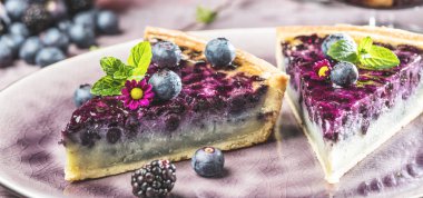 Çilek, nane ve krem şanti ile tatlı peynirli kek. Üstten Görünüm