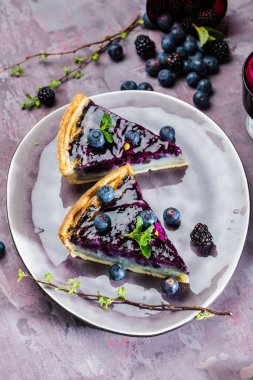 Çilek, nane ve krem şanti ile tatlı peynirli kek. Üstten Görünüm