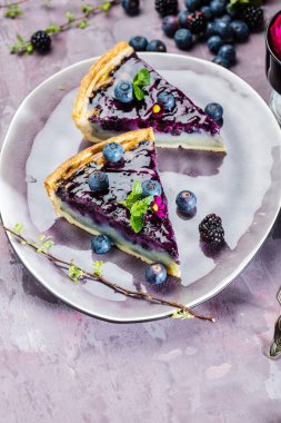 Çilek, nane ve krem şanti ile tatlı peynirli kek. Üstten Görünüm