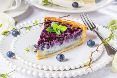 Çilek, nane ve krem şanti ile tatlı peynirli kek. Üstten Görünüm